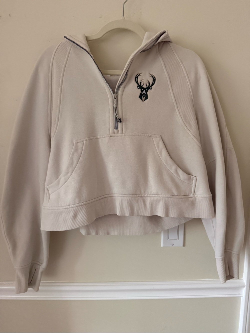 lululemon athletica Cropped Half-Zip Scuba - Light Beige Milwaukee Bucks Logo